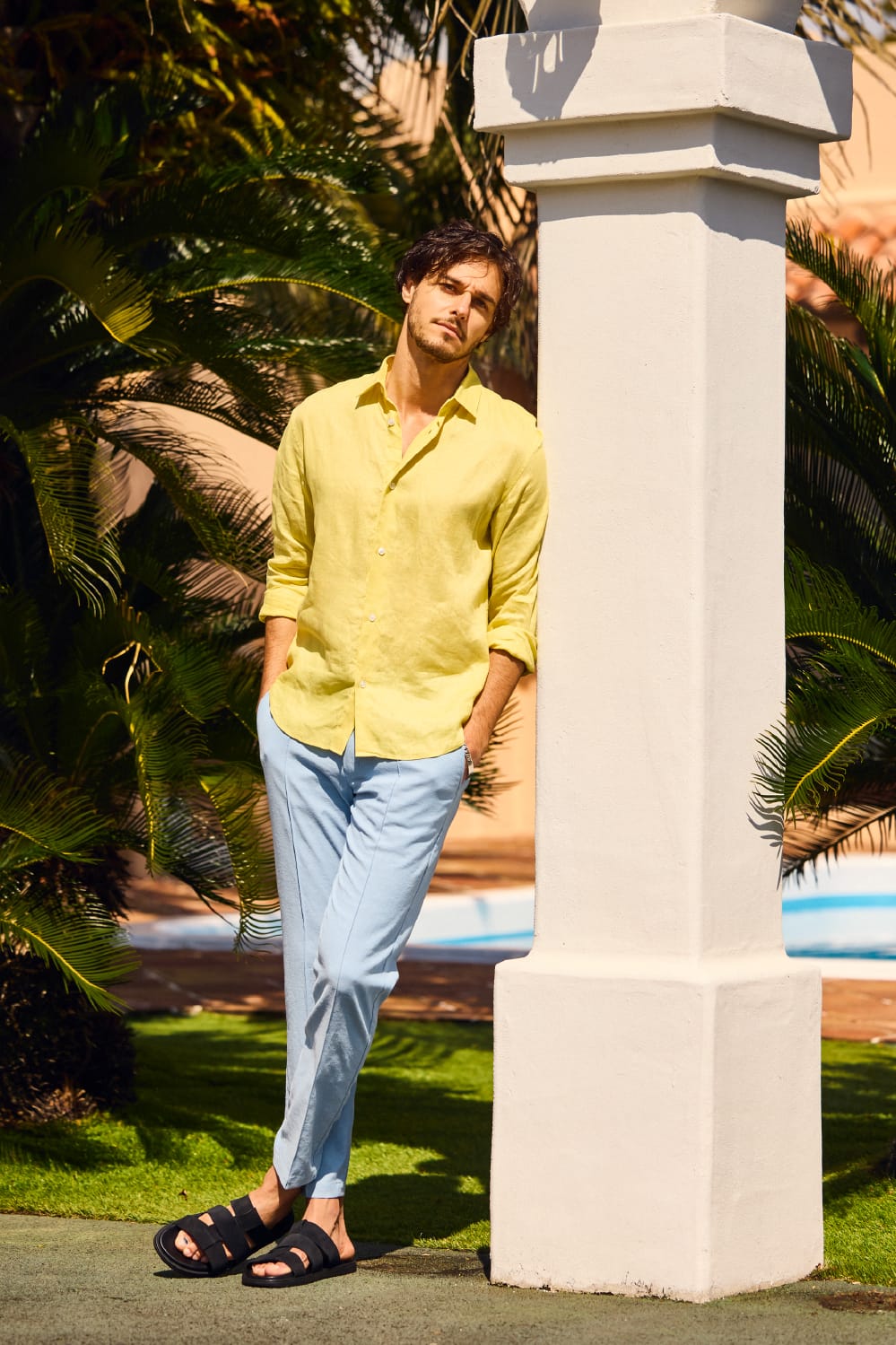 ＬＩＮＥＮ　ＢＡＳＩＣ　ＳＨＩＲＴ&ＰＴ　ＭＡＬＰＥＮＳＡ　Ｓａｆａｒｉを着た男性