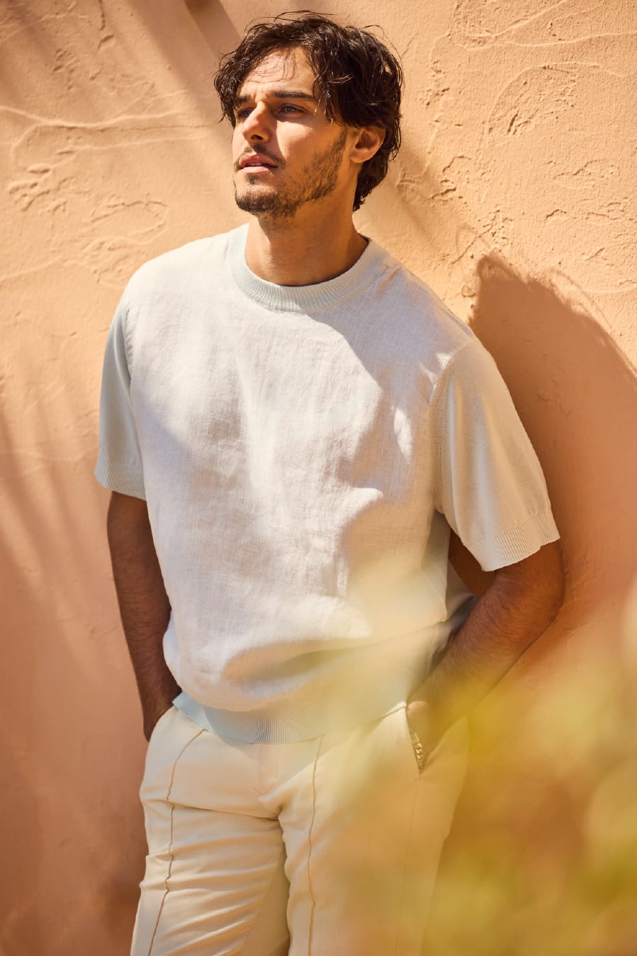 ＮＥＶＥ　ＳＵＭＭＥＲニットコンビティー&ＰＴ　ＭＡＬＰＥＮＳＡ　Ｓａｆａｒｉを着た男性