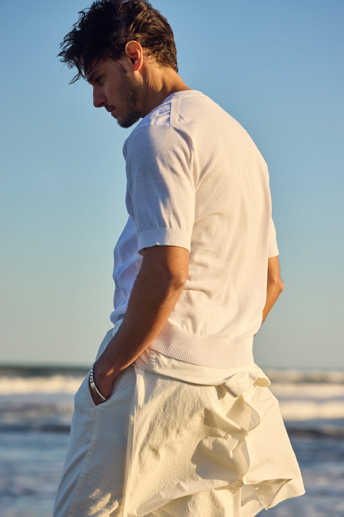 ＮＥＶＥ　ＳＵＭＭＥＲニットコンビティー&Ｆａｂｒｉｃａ　エンザイム　Ｒカラー&ＰＴ　ＭＡＬＰＥＮＳＡ　Ｓａｆａｒｉを着た男性