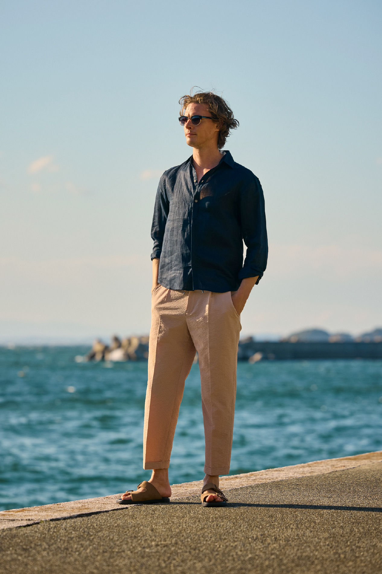 ＬＩＮＥＮ　ＤＥＳＩＧＮ　ＳＨＩＲＴ&ＰＴ　コートダジュールウォッシュドピケを着た男性