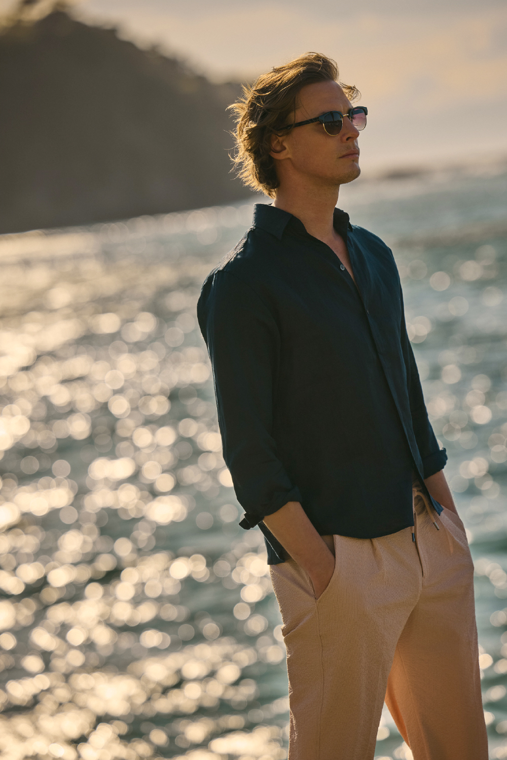 ＬＩＮＥＮ　ＤＥＳＩＧＮ　ＳＨＩＲＴ&ＰＴ　コートダジュールウォッシュドピケを着た男性