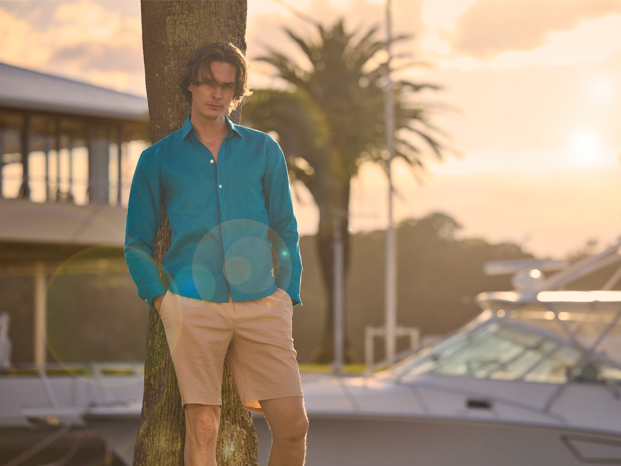 ＬＩＮＥＮ　ＤＥＳＩＧＮ　ＳＨＩＲＴ&ＰＴ　コートダジュール　ショーツを着た男性