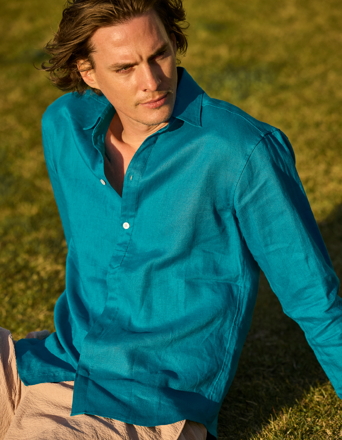 ＬＩＮＥＮ　ＤＥＳＩＧＮ　ＳＨＩＲＴ&ＰＴ　コートダジュール　ショーツを着た男性