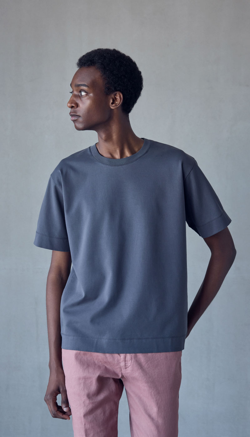 T-SHIRT. TRINITY アウールが提案する至極のTシャツ３選。 上質を着こなす日常のベースがここに。