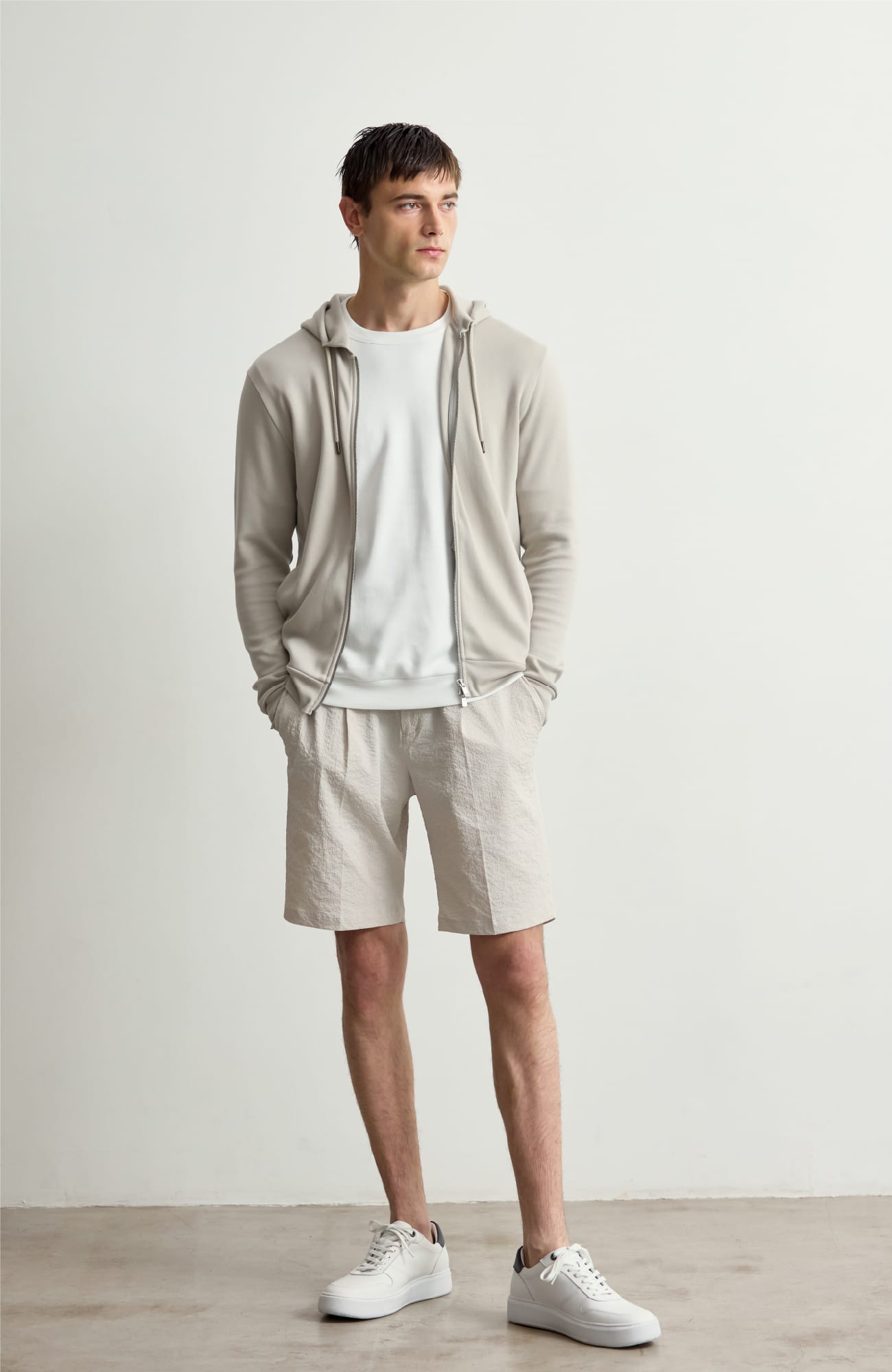 HOODIE & CUT&SEWN & CUT&PANTSを着用した男性