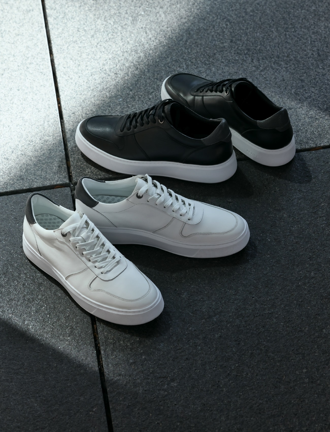 スニーカーＤＥＶＩＣＥ１ ＣＯＵＲＴのカラーバリエーション。黒と白