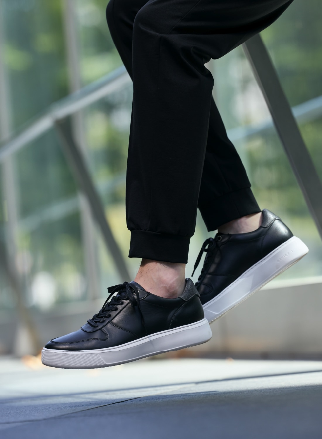 黒のスニーカーとボトムスのアップ写真