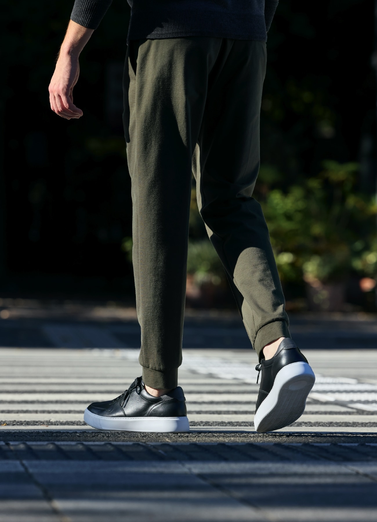 カーキのリブパンツと白のスニーカーの着用写真