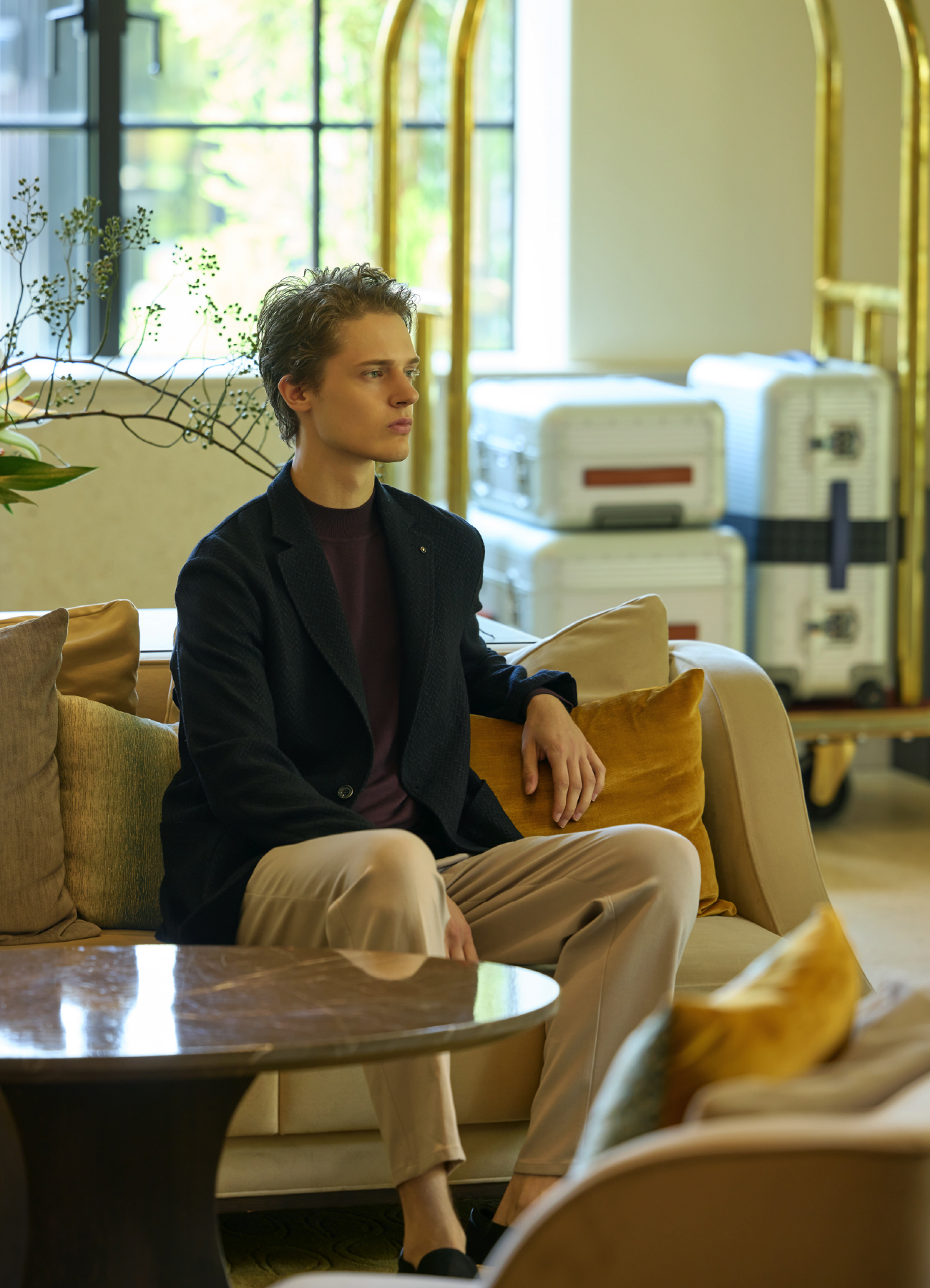 JACKET KNIT PANTS SHOESを着用したモデル