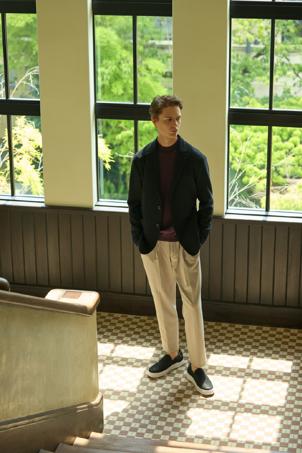 JACKET KNIT PANTS SHOESを着用したモデル