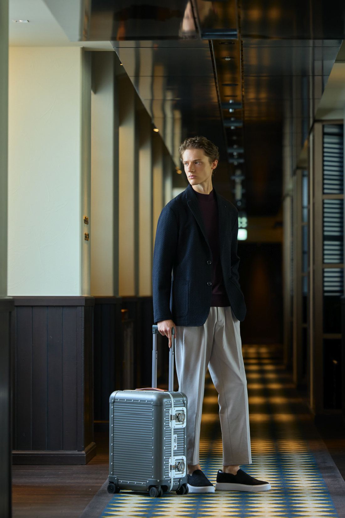 JACKET KNIT PANTS SHOESを着用したモデル