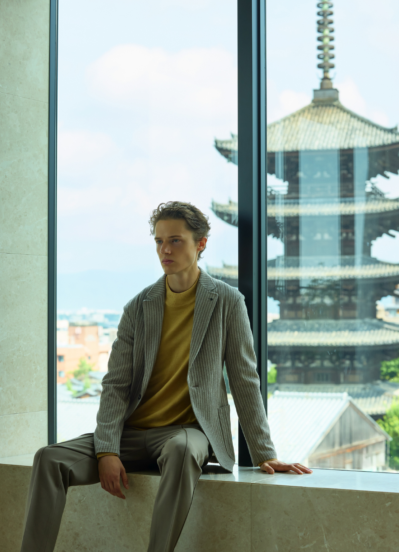 JACKET KNIT PANTS SHOESを着用したモデル