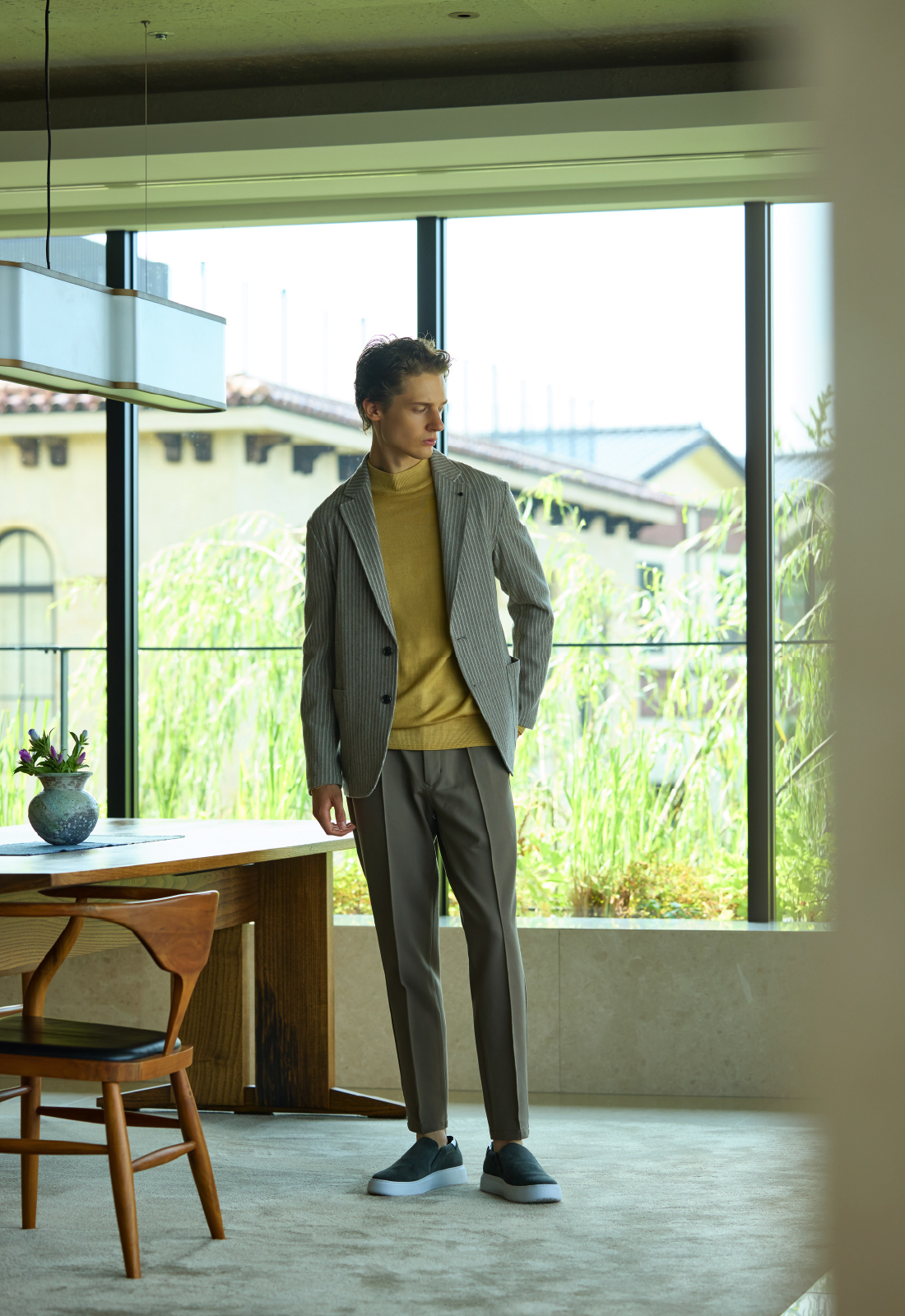 JACKET KNIT PANTS SHOESを着用したモデル