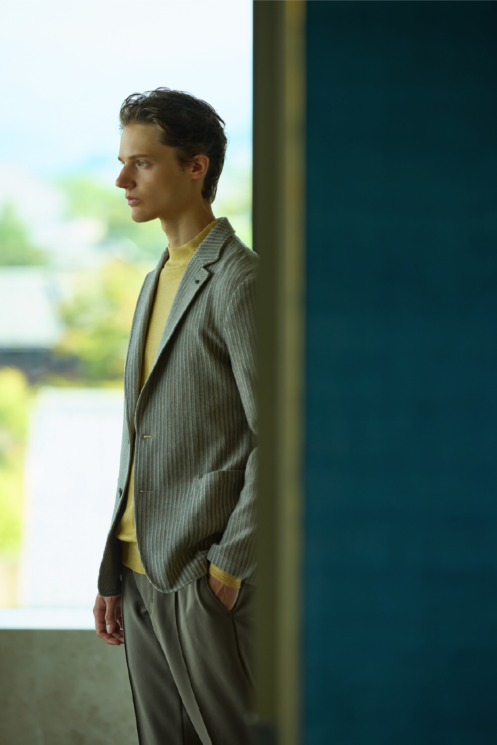 JACKET KNIT PANTS SHOESを着用したモデル