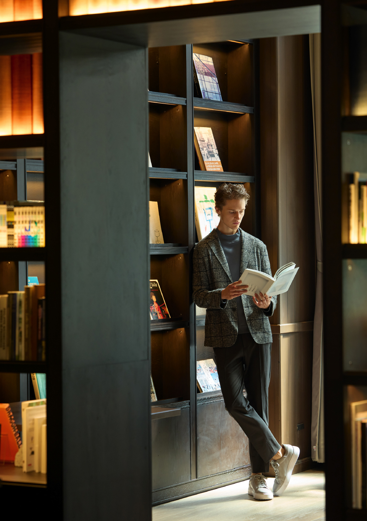 JACKET CUT&SEWN PANTS SHOESを着用したモデル