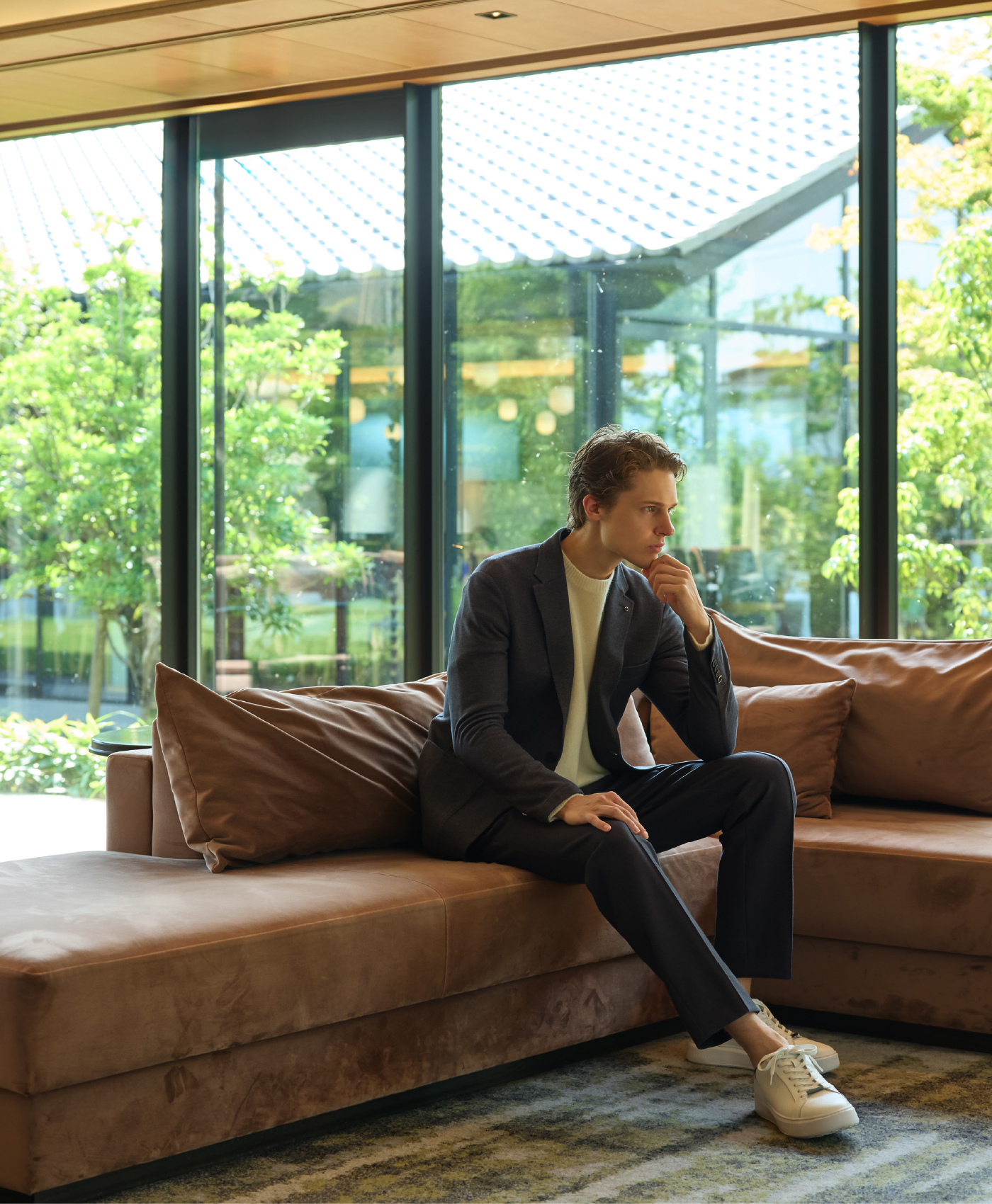 JACKET KNIT PANTS SHOESを着用したモデル