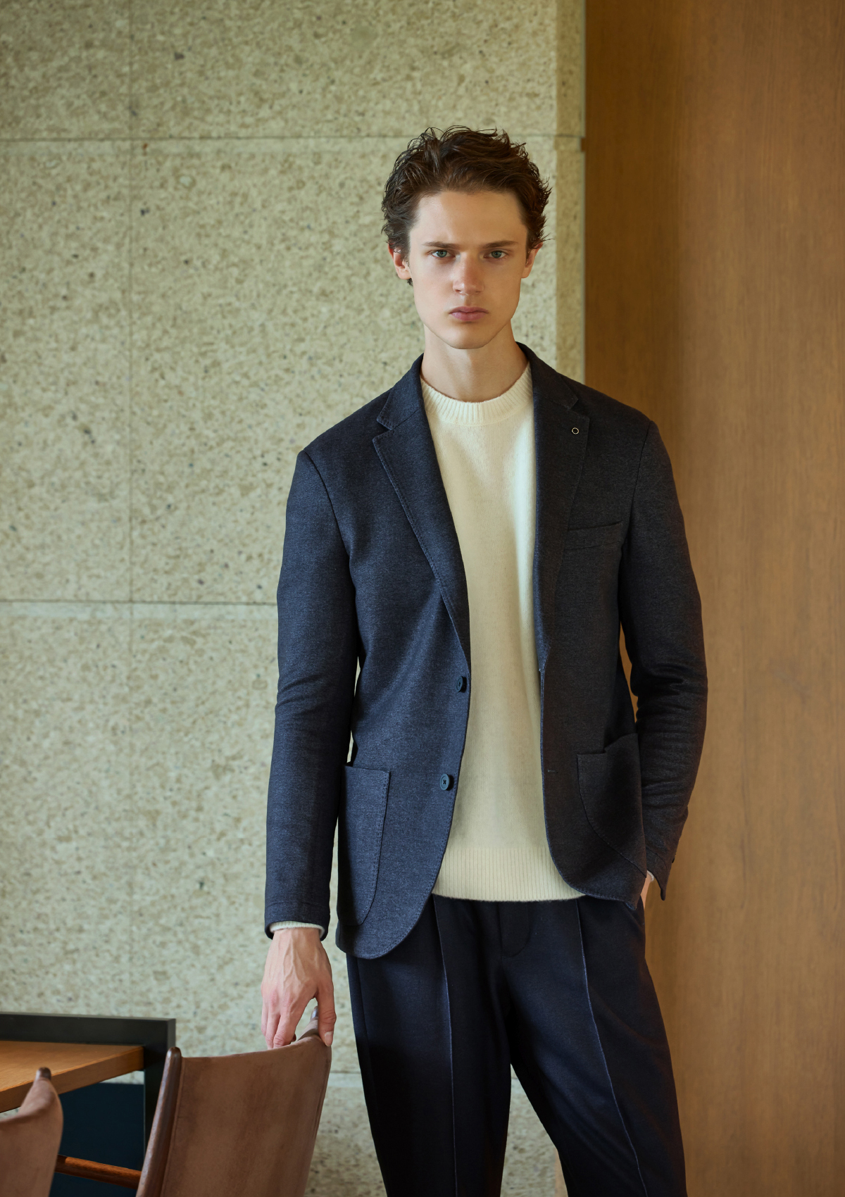 JACKET KNIT PANTS SHOESを着用したモデル