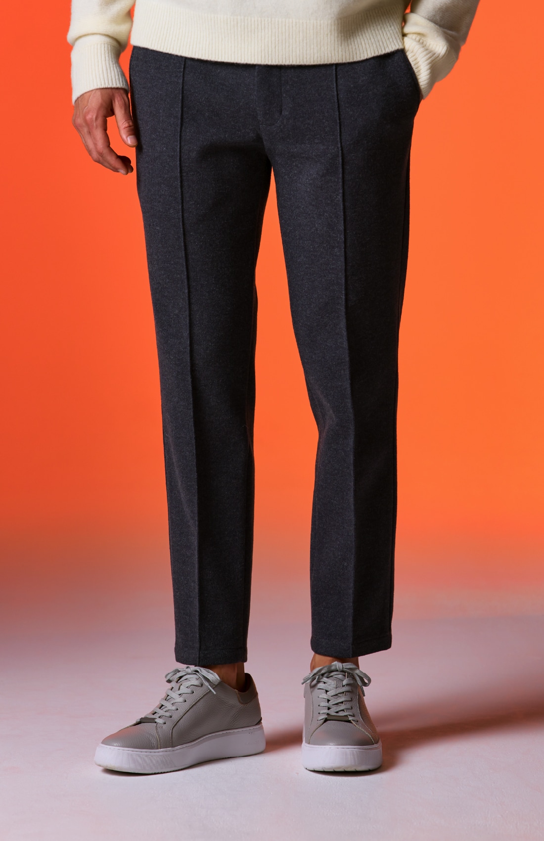 オフホワイトのスリーブデザインニットとチャコールグレーのＰＴ　ＭＡＬＰＥＮＳＡ（ボトムス）の着用例