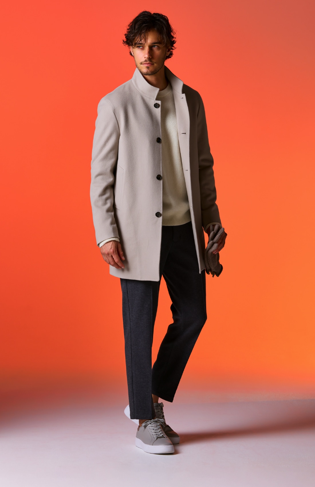 アイボリーのウールスタンドコート、オフホワイトのスリーブデザインニット、チャコールグレーのＰＴ　ＭＡＬＰＥＮＳＡ（ボトムス）、ライトグレーのＷＡＲＭ ＤＥＶＩＣＥ１イタリアンレザー（シューズ）の着用例