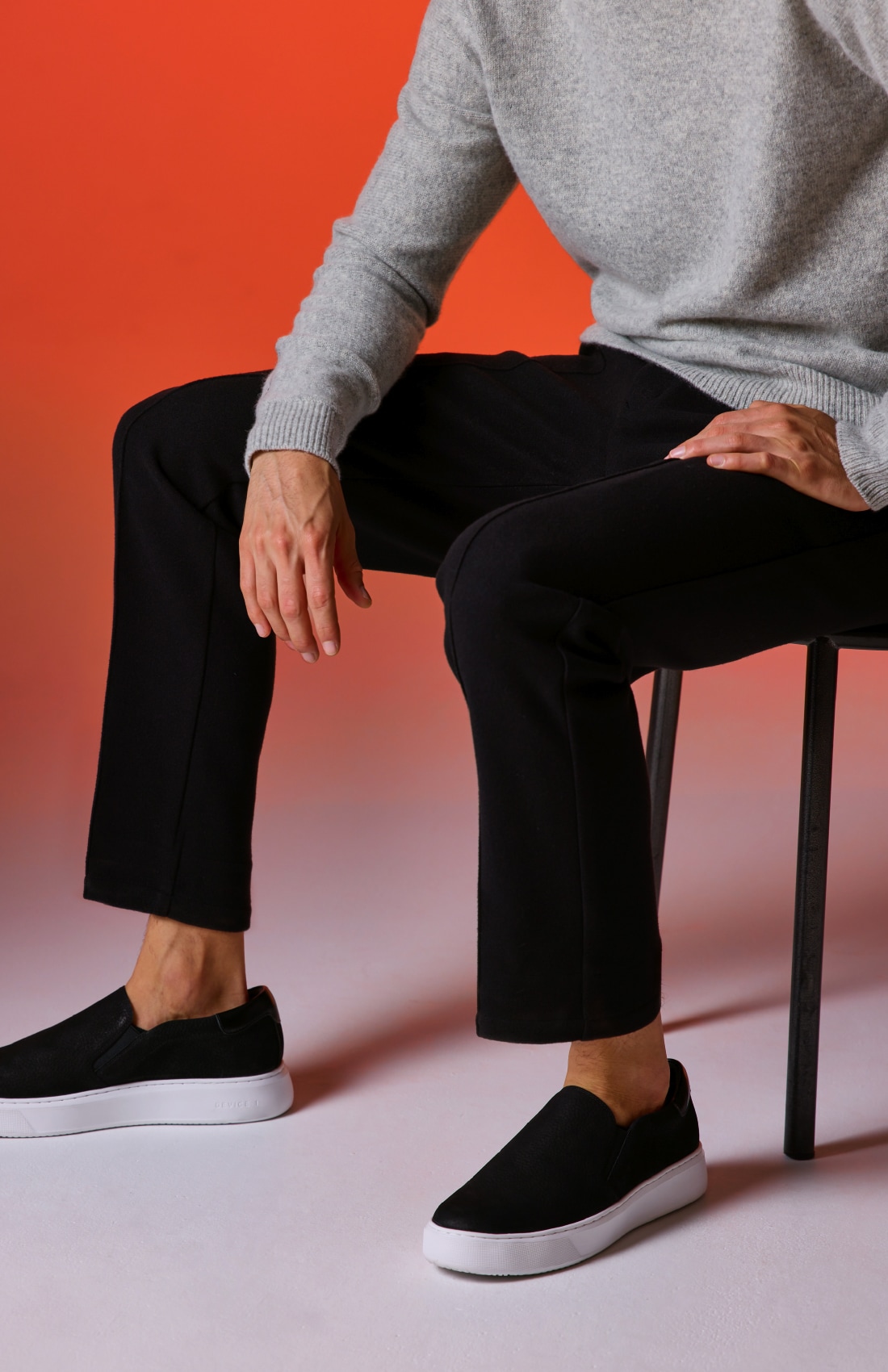 グレーのスリーブデザインニット、黒のＰＴ　ＭＡＬＰＥＮＳＡ　ＷＡＲＭ（ボトムス）、黒の ＤＥＶＩＣＥ１　ヌバックスリッポンの着用例