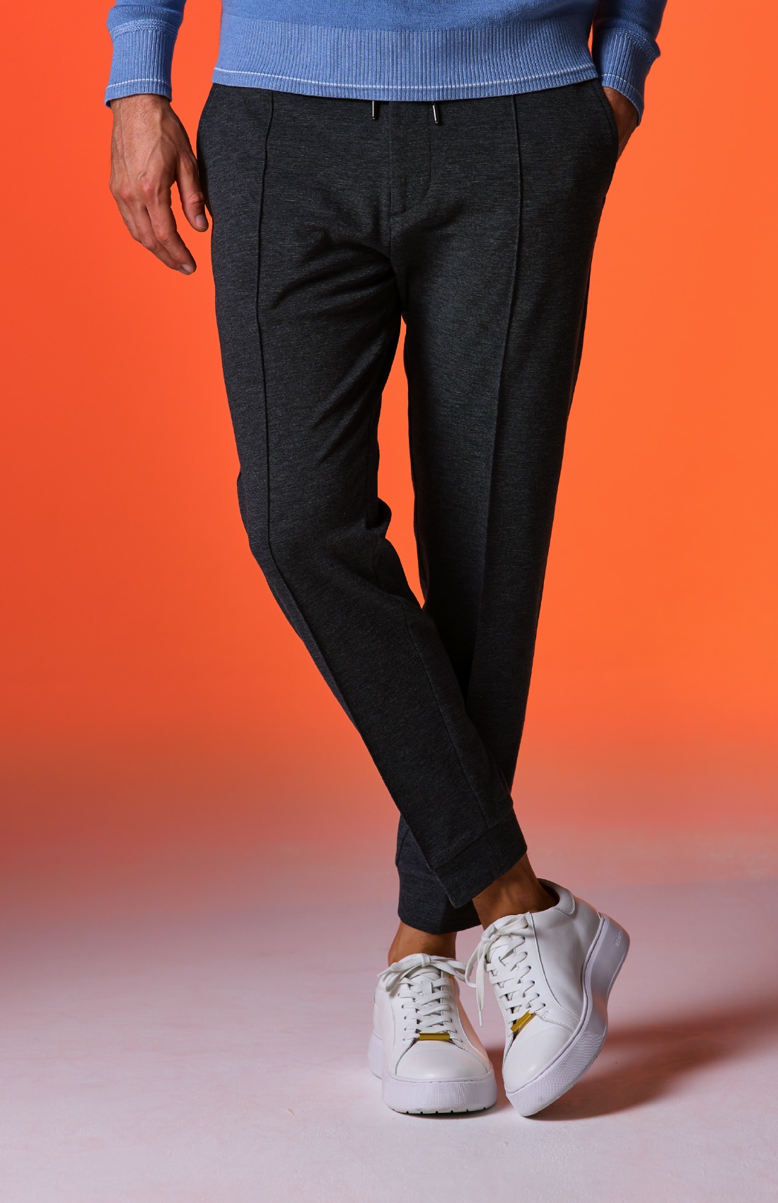 チャコールグレーのＬＵＸ．　ＷＡＲＭ　ＲＩＢ　ＰＡＮＴＳ、ＤＥＶＩＣＥ１　スムース（シューズ）の着用例