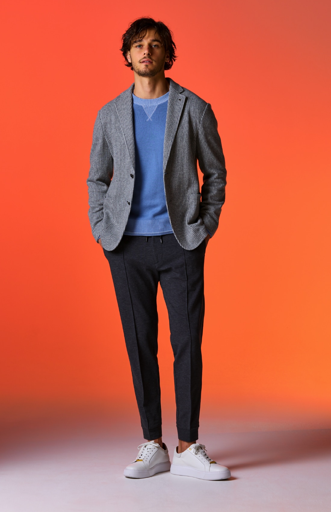 グレーのストライプウォームジャケット、ブルーのＳＡＢＢＩＡプルオーバー、チャコールグレーのＬＵＸ．　ＷＡＲＭ　ＲＩＢ　ＰＡＮＴＳ、ＤＥＶＩＣＥ１　スムース（シューズ）の着用例