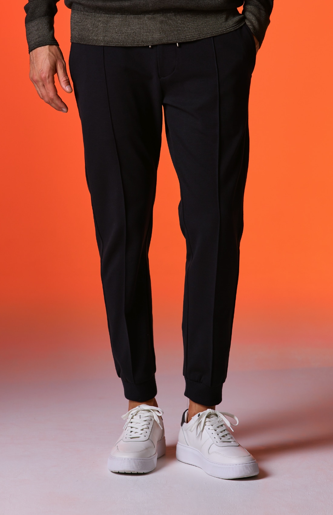 チャコールグレーのＬＵＸ．　ＷＡＲＭ　ＲＩＢ　ＰＡＮＴＳ、白のＤＥＶＩＣＥ１　ＣＯＵＲＴ（シューズ）の着用例