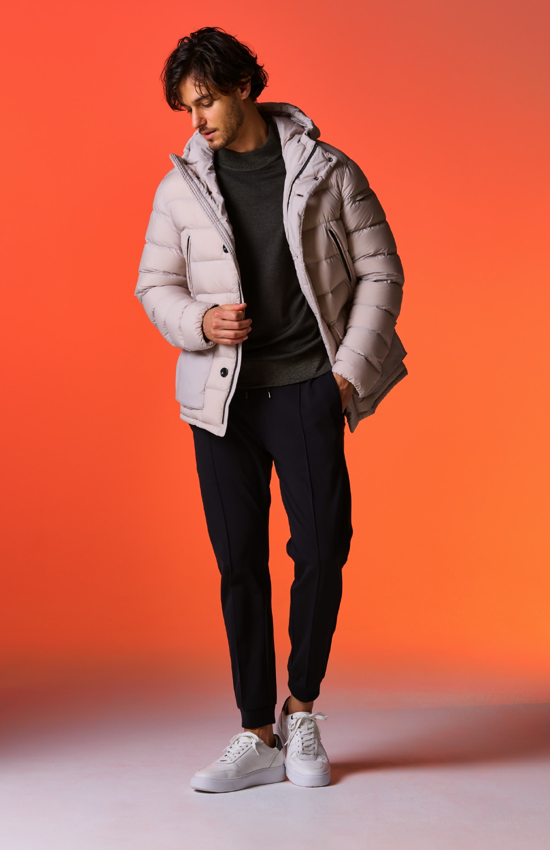 アイボリーのストレッチダウン、グレーのＮＥＶＥモックネック、チャコールグレーのＬＵＸ．　ＷＡＲＭ　ＲＩＢ　ＰＡＮＴＳ、白のＤＥＶＩＣＥ１　ＣＯＵＲＴ（シューズ）の着用例