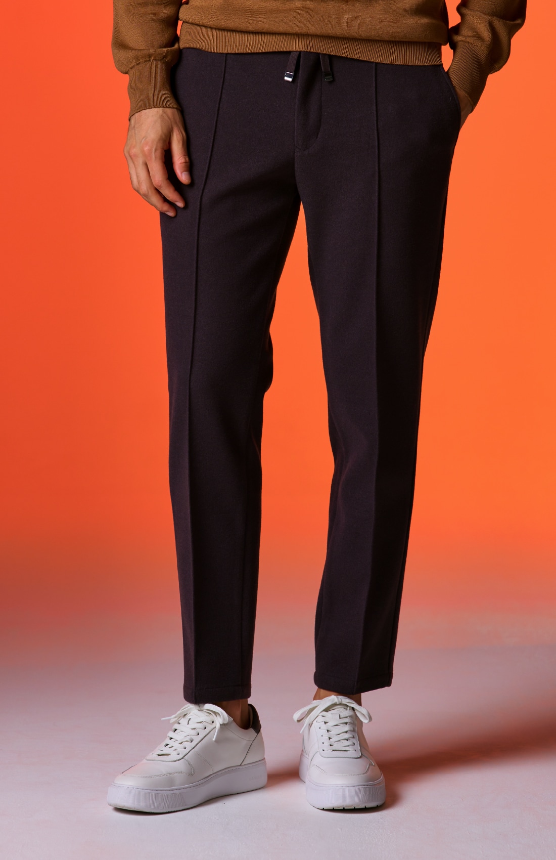 ブラウンのＰＴ　ＭＡＬＰＥＮＳＡ　ＷＡＲＭ（ボトムス）、白のＤＥＶＩＣＥ１　ＣＯＵＲＴ（シューズ）の着用例