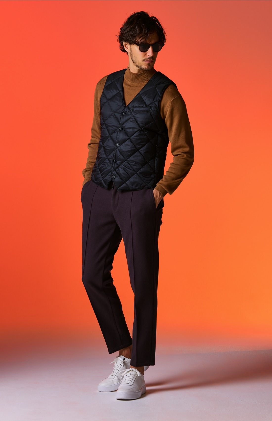 黒の×ＴＡＩＯＮ　ＤＲＥＳＳダウンジレ、キャメル色のＦＩＯＲＥ＋　モックネックニット、ブラウンのＰＴ　ＭＡＬＰＥＮＳＡ　ＷＡＲＭ（ボトムス）、白のＤＥＶＩＣＥ１　ＣＯＵＲＴ（シューズ）の着用例