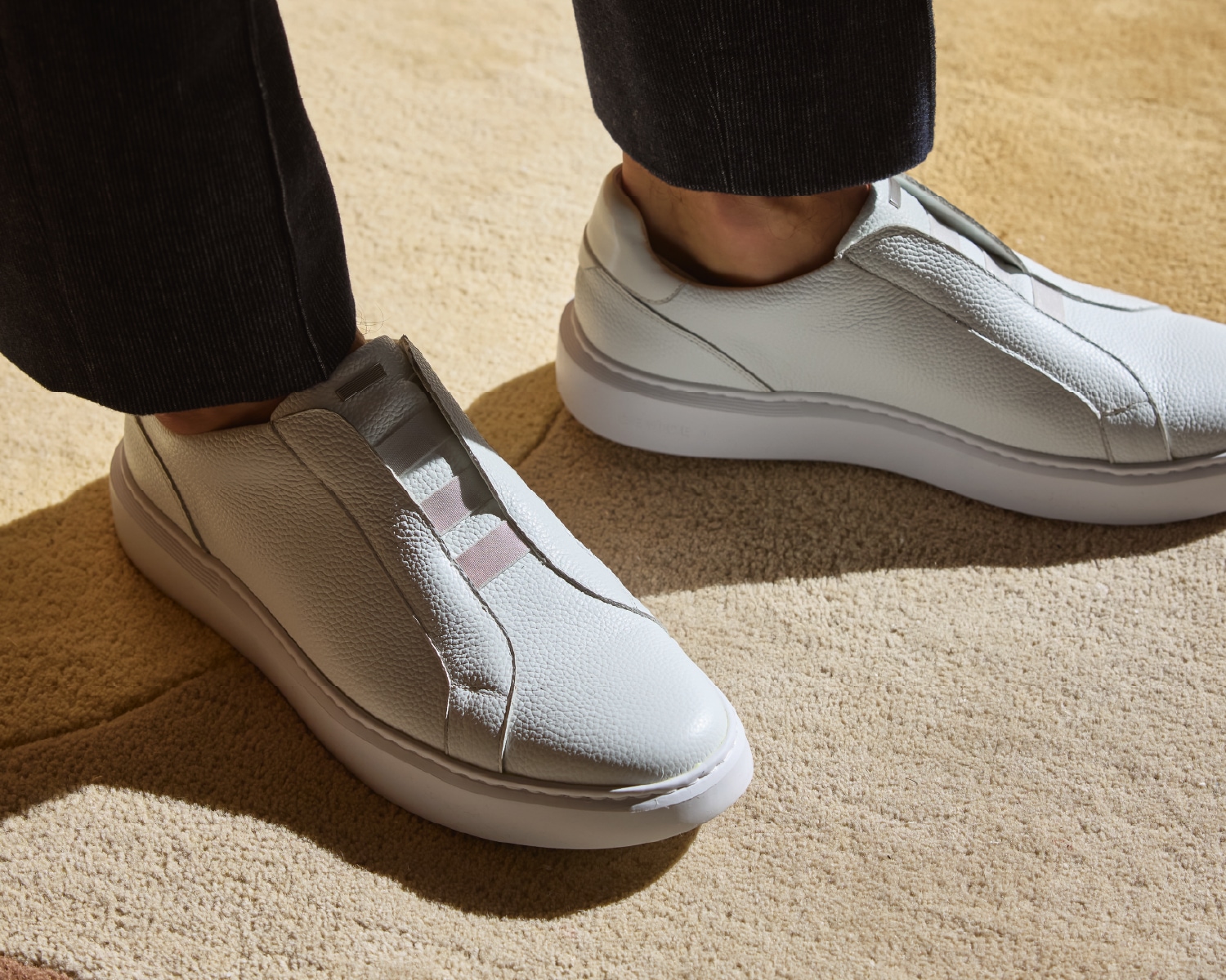 白のＤＥＶＩＣＥ１　ＱＵＩＣＫを履いたモデルの足元写真