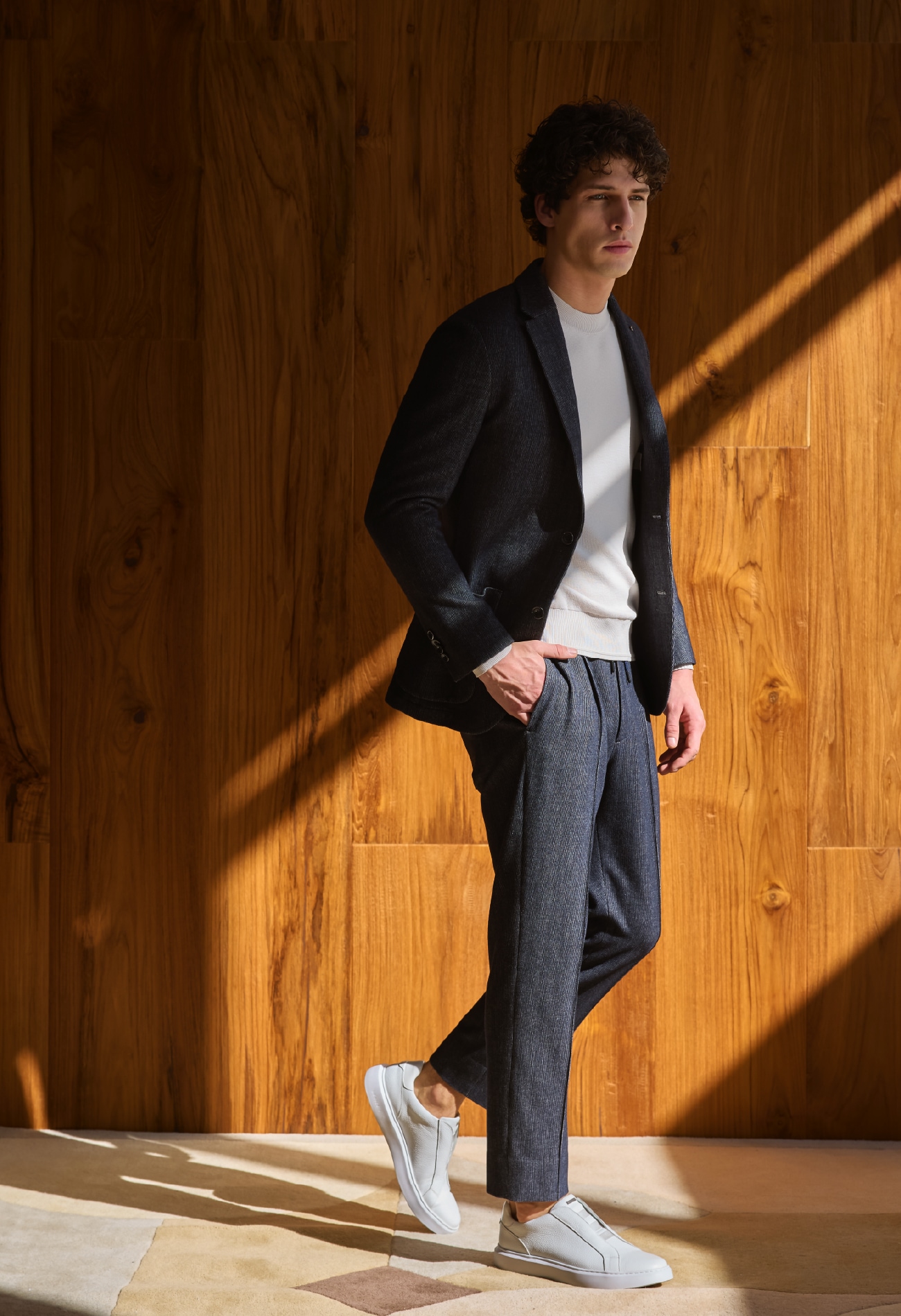 ネイビーのブラッシュドヘアラインＳＴＲＰスーツ・アイボリーのＡ　ＰＡＣＫ　ＷＳＢＬ　パックニット・白のＤＥＶＩＣＥ１　ＱＵＩＣＫの着用例