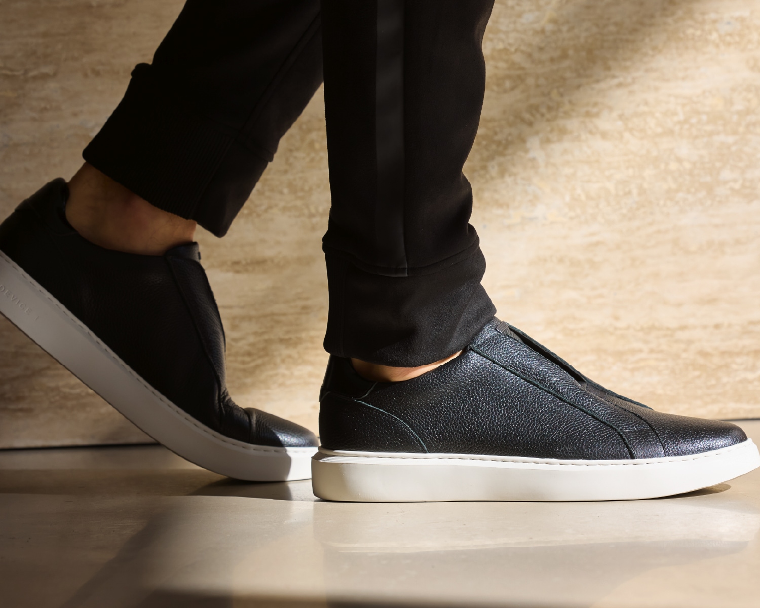 黒のＤＥＶＩＣＥ１　ＱＵＩＣＫを履いたモデルの足元写真