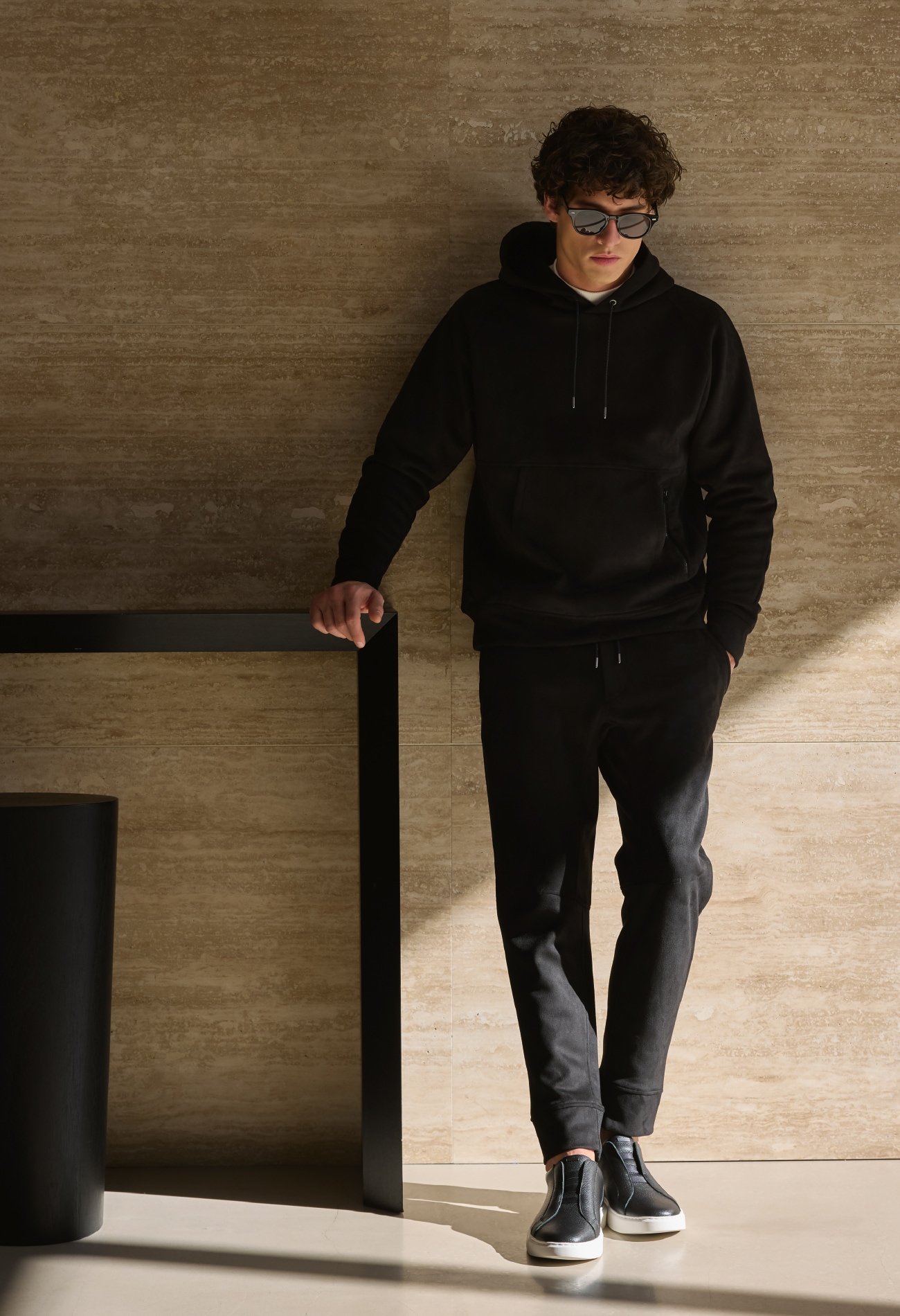 黒のフェイクスェードデザインパーカとフェイクスエードデザインリブパンツとＤＥＶＩＣＥ１　ＱＵＩＣＫ・白のオックスモックネックニットの着用例