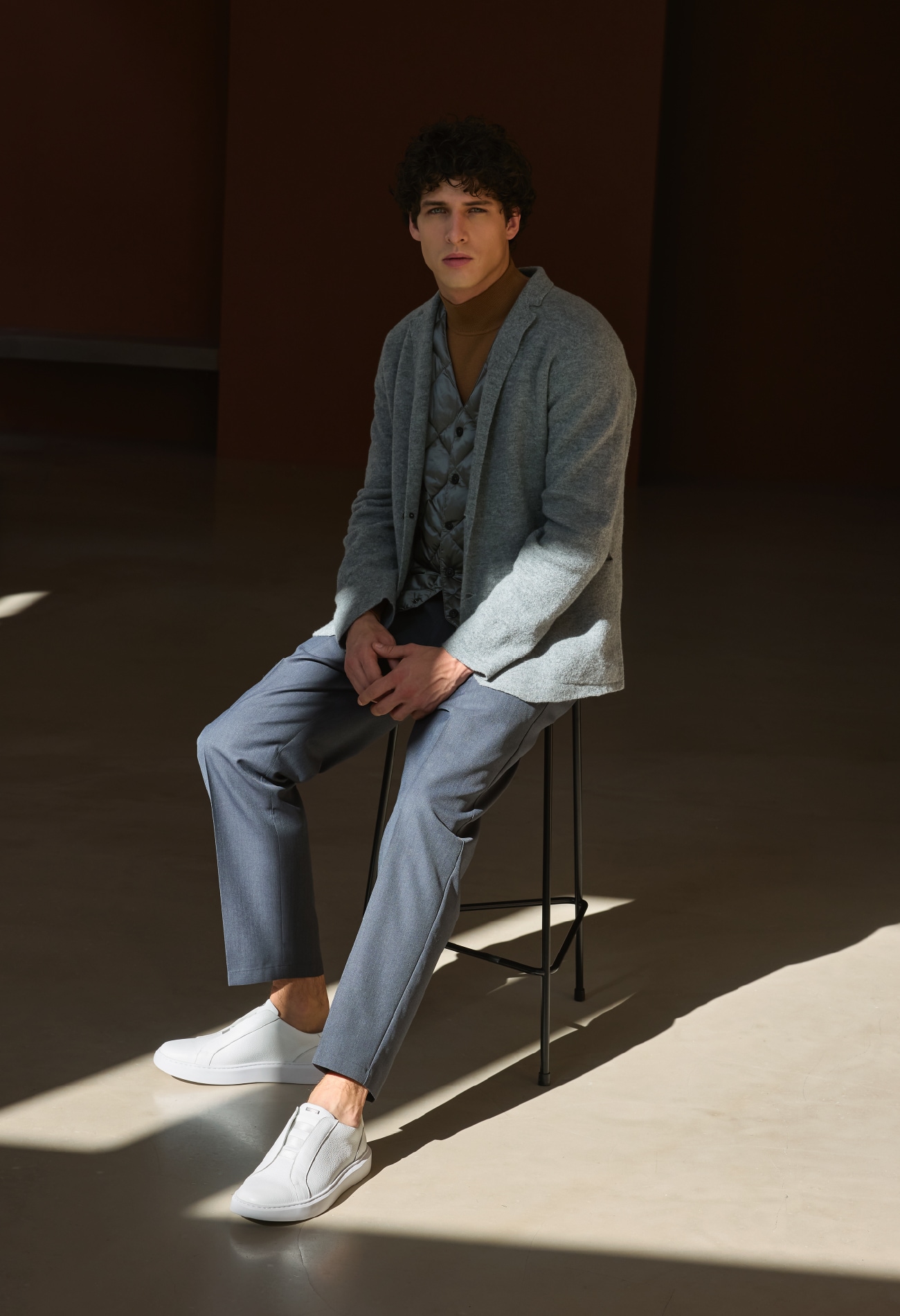 グレーの縮絨ニットジャケットと×ＴＡＩＯＮ　ＤＲＥＳＳ　ダウンジレとウールチノ・キャメルのＦＩＯＲＥ＋　モックネックニット・黒のＤＥＶＩＣＥ１　ＱＵＩＣＫの着用例