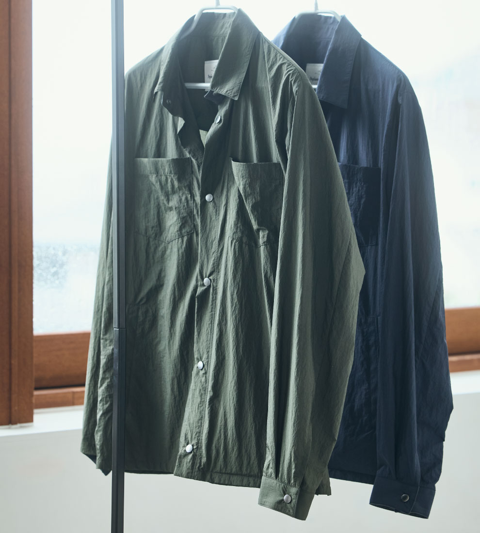 ハンガーにかけられたTECH SHIRT OUTERのディテール