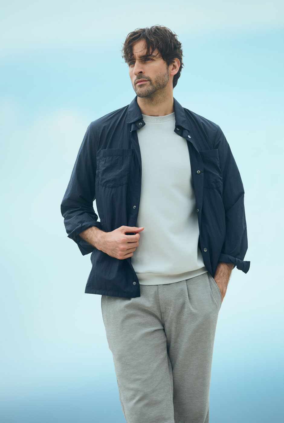 TECH SHIRT OUTERを着用した男性のメインビジュアル