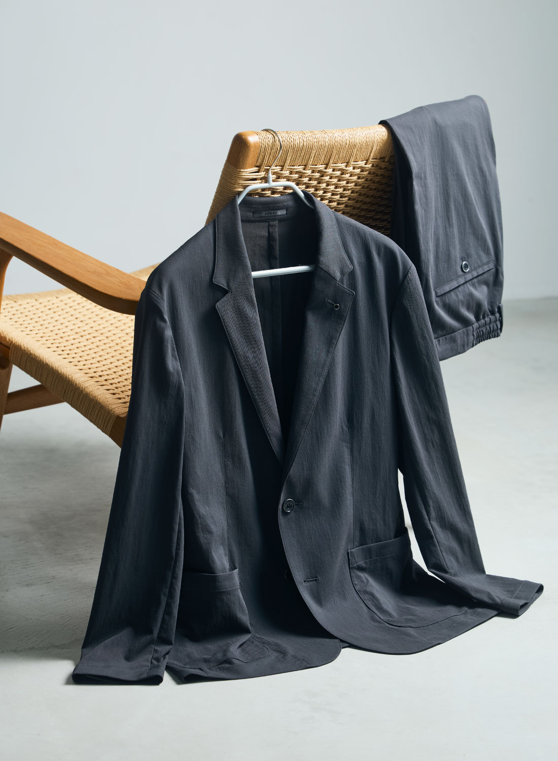 椅子にかけられたVINTAGE NYLON RELAX SETUPのジャケットとパンツ