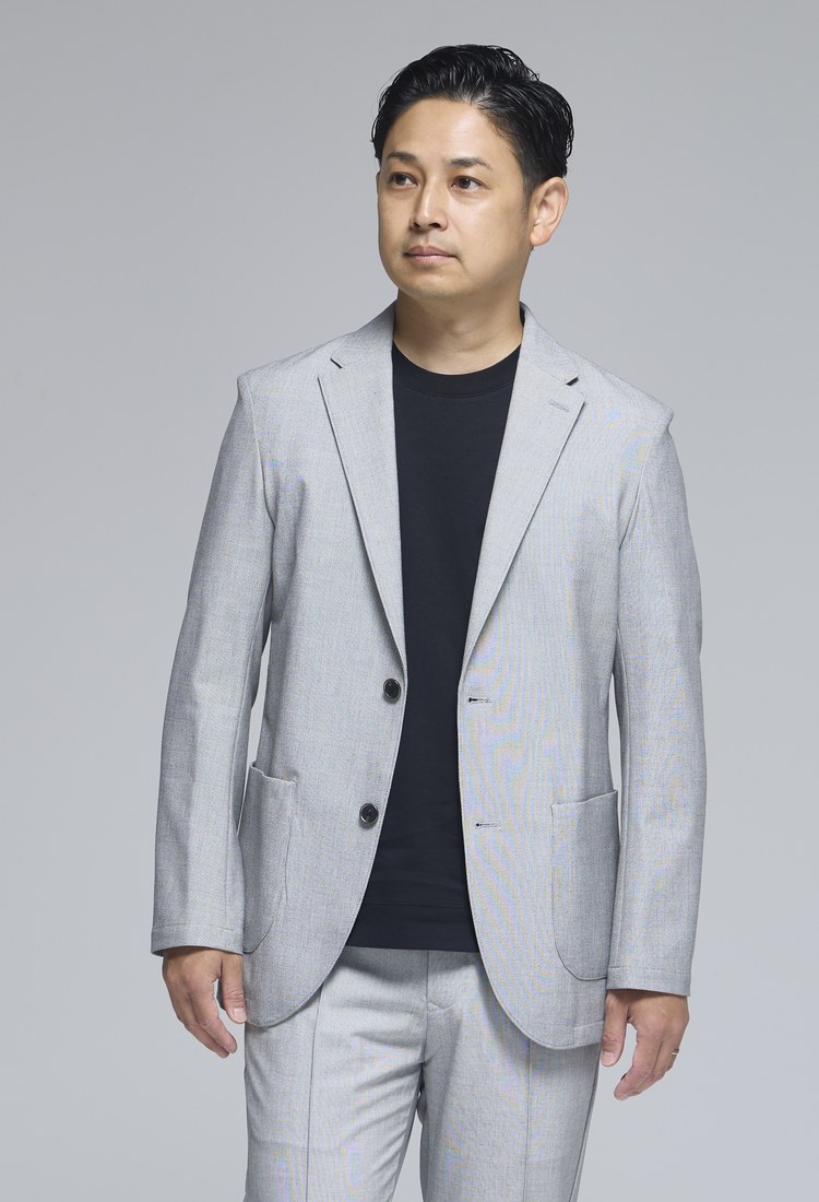PER YOU のジャケットとスラックスを着用した男性