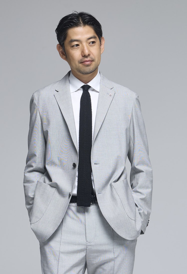 PER YOU のスーツをネクタイと合わせた男性