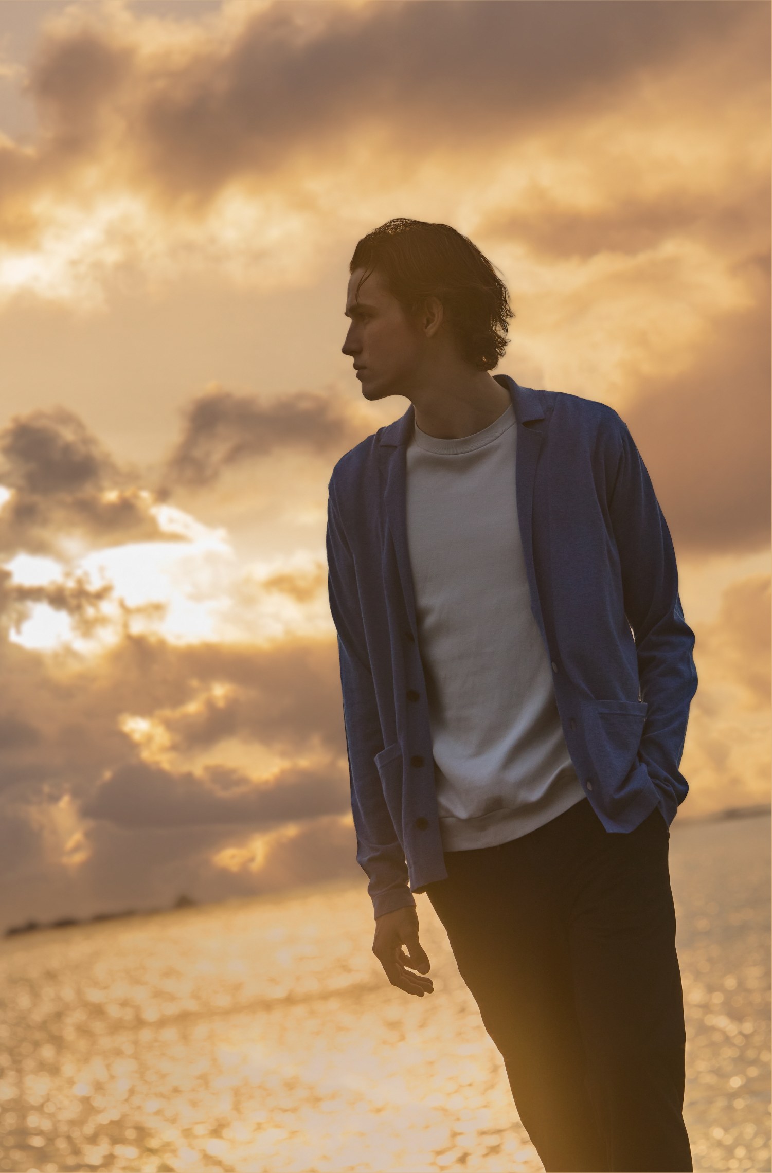 夕暮れの浜辺に立つ ADDITIONAL SUMMER のメインビジュアル