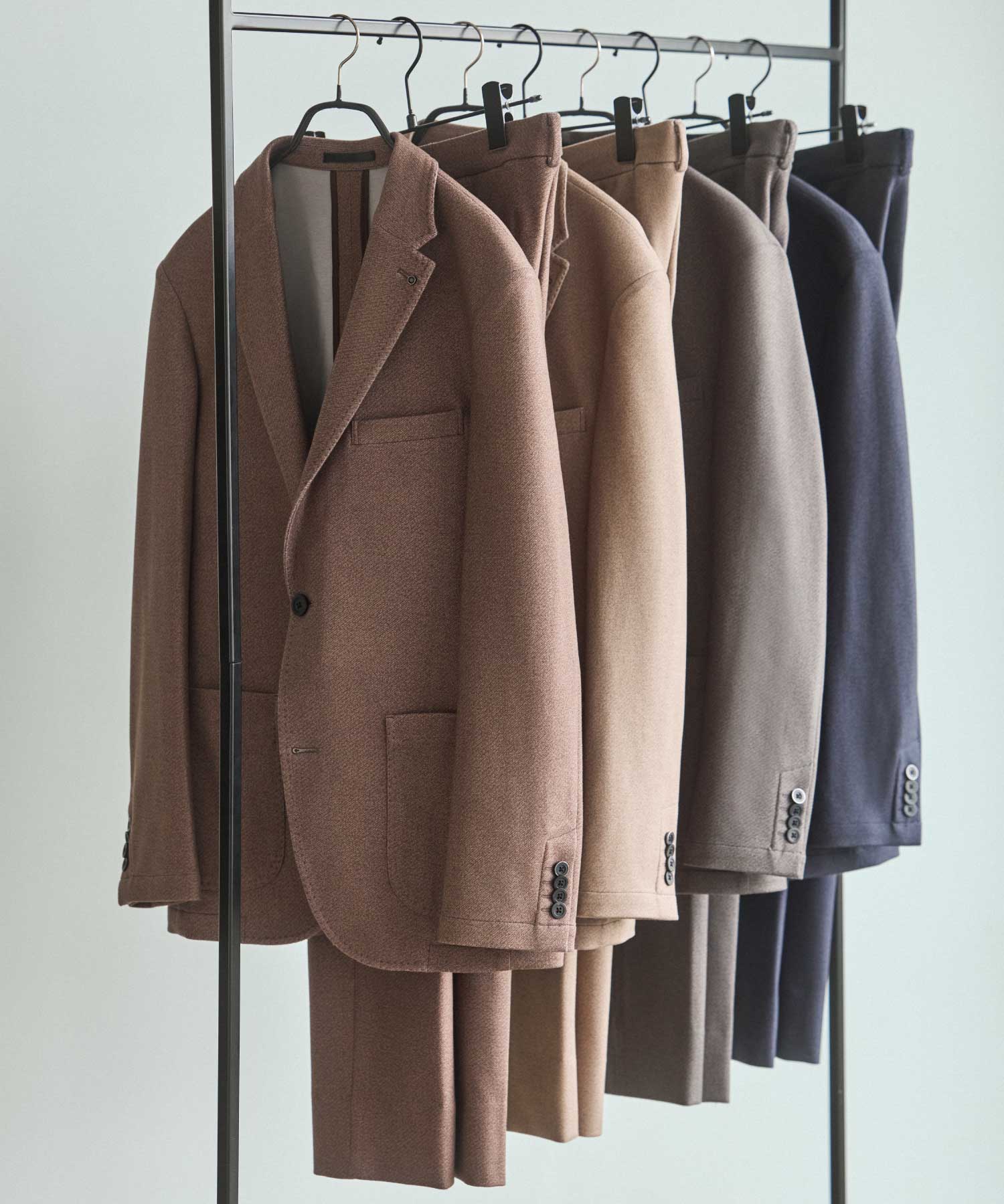 ハンガーラックに並ぶ CERVINO のジャケットとパンツ