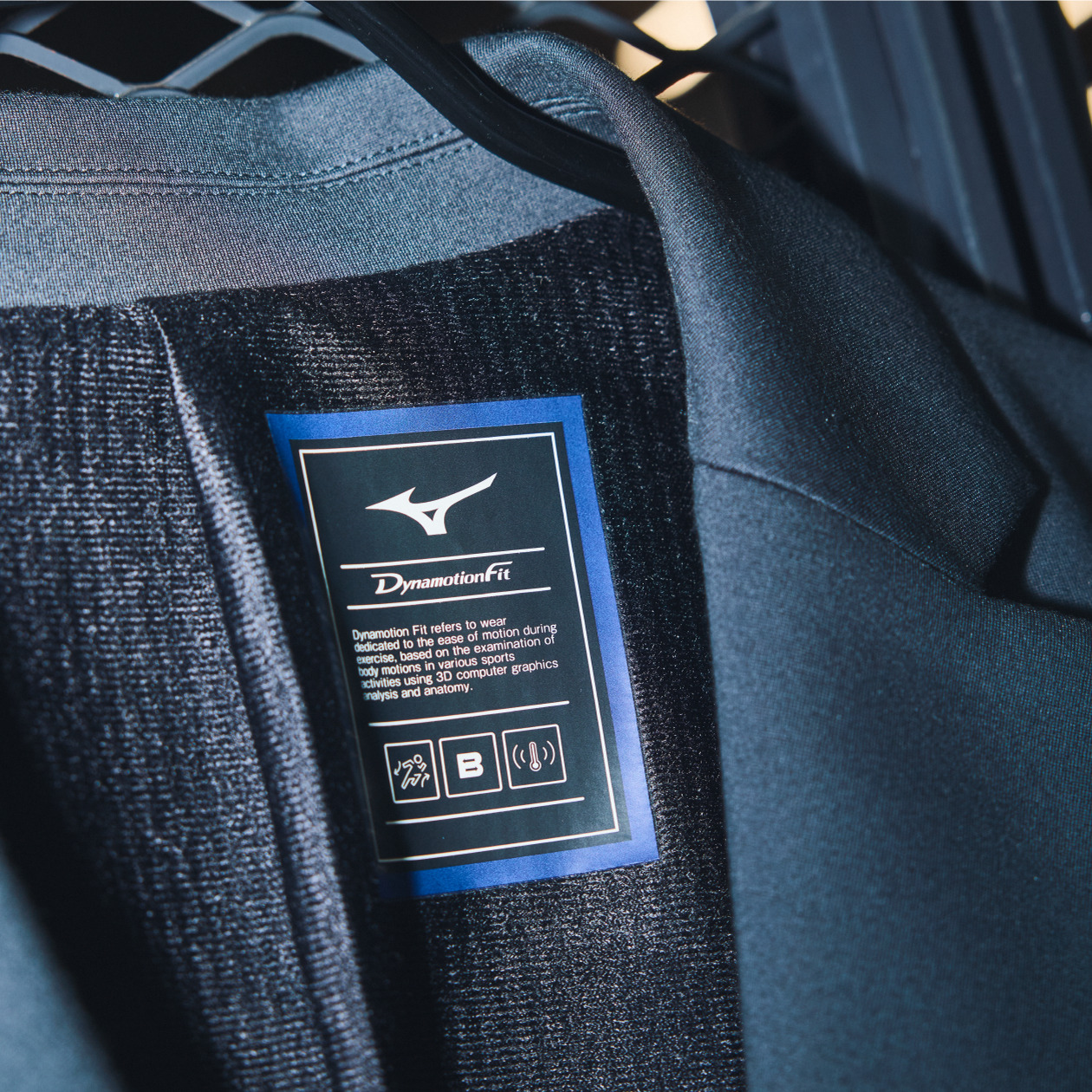 ジャケットの内側に付いた Dynamotion Fit のネーム