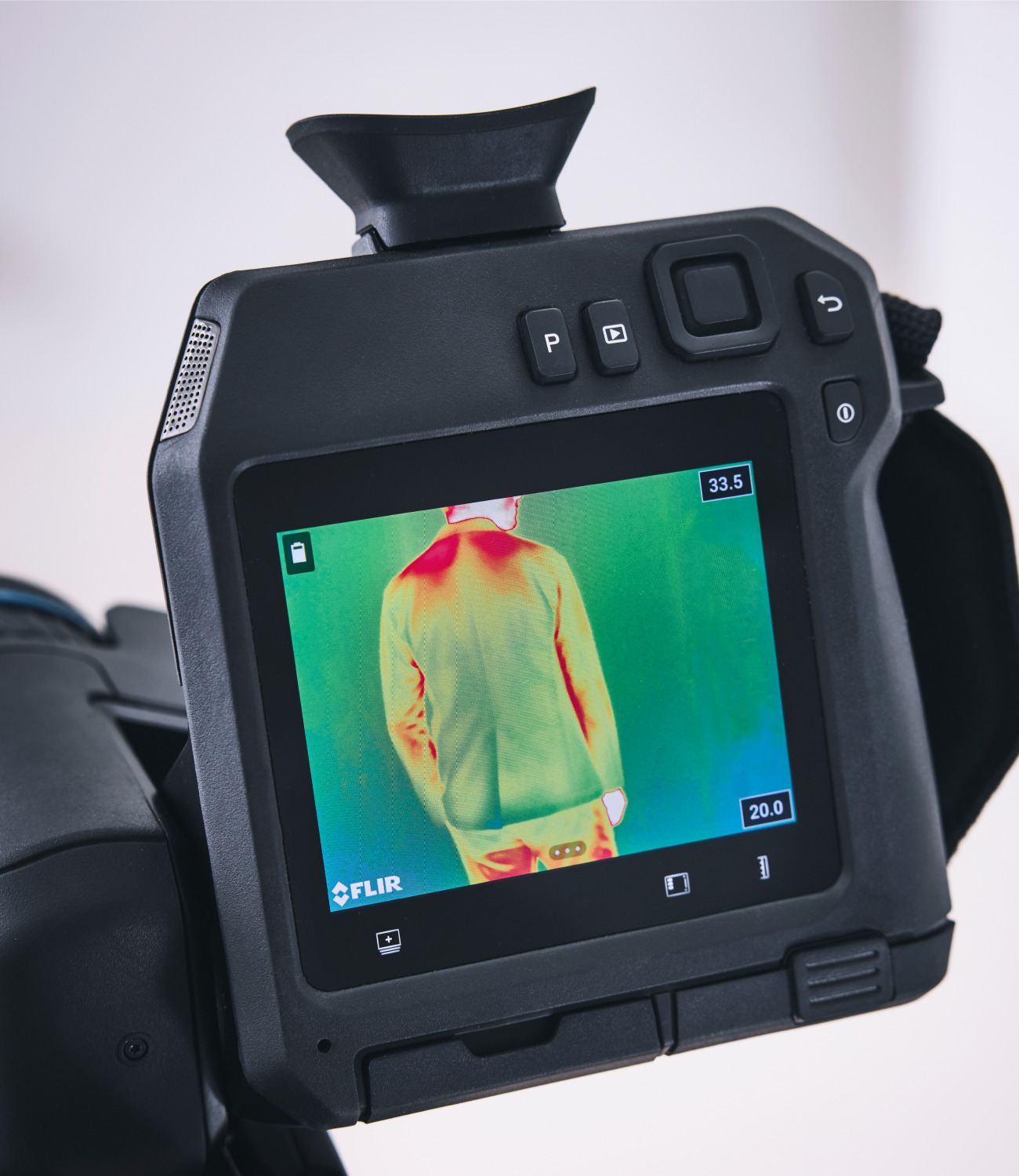 サーモグラフィーカメラの画面に映る、ジャケットを着た人物の温度分布