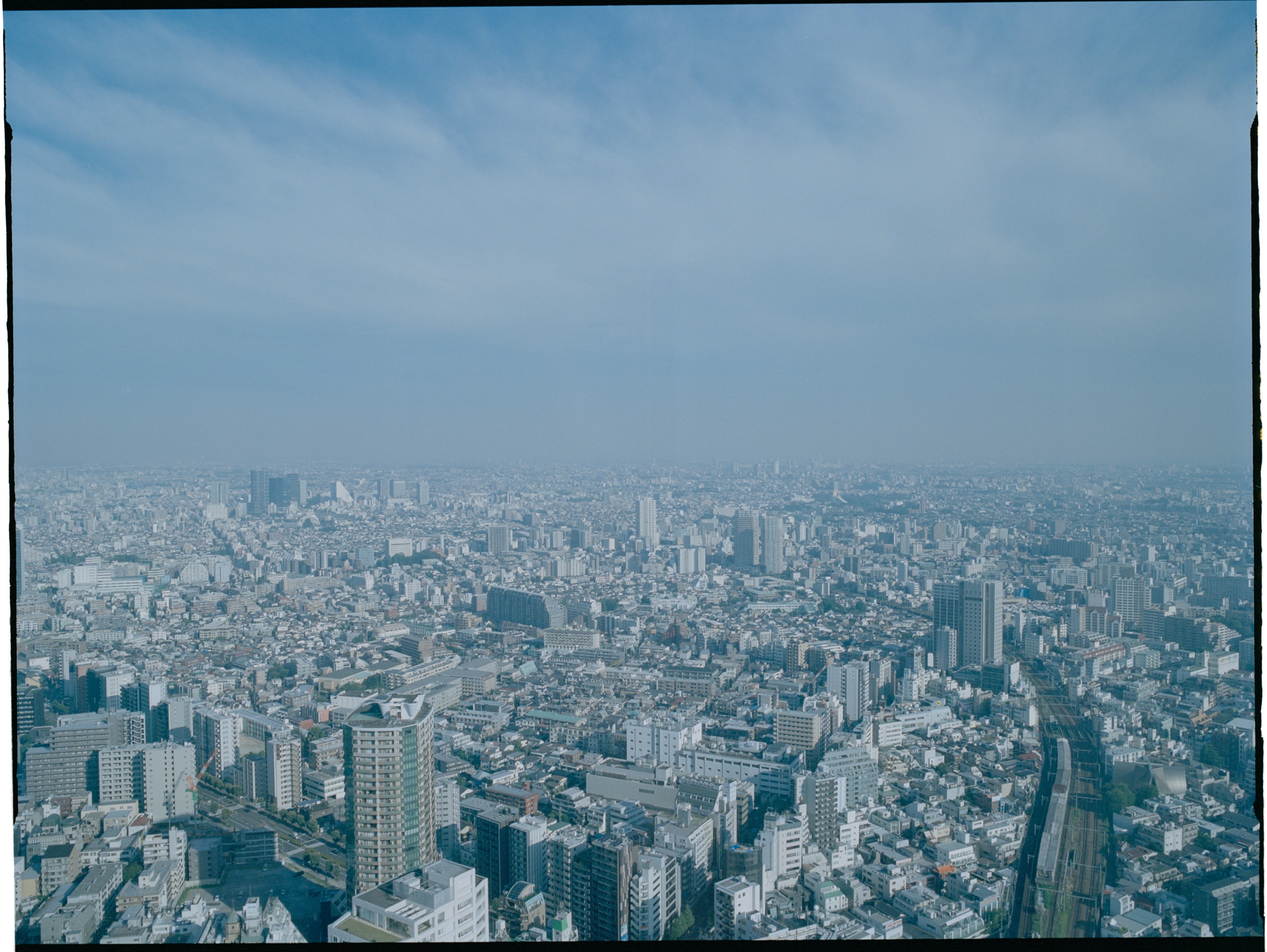 都会の風景を上空から見た画像