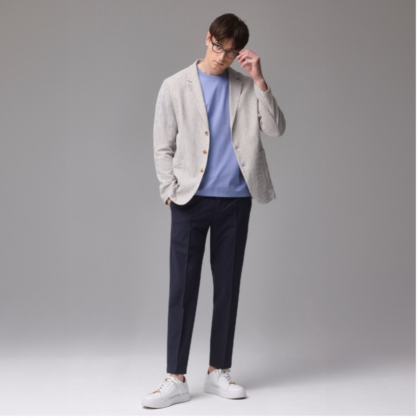MALPENSA PANTS 4SEASONS プレーンを着用した男性モデルのコーディネート