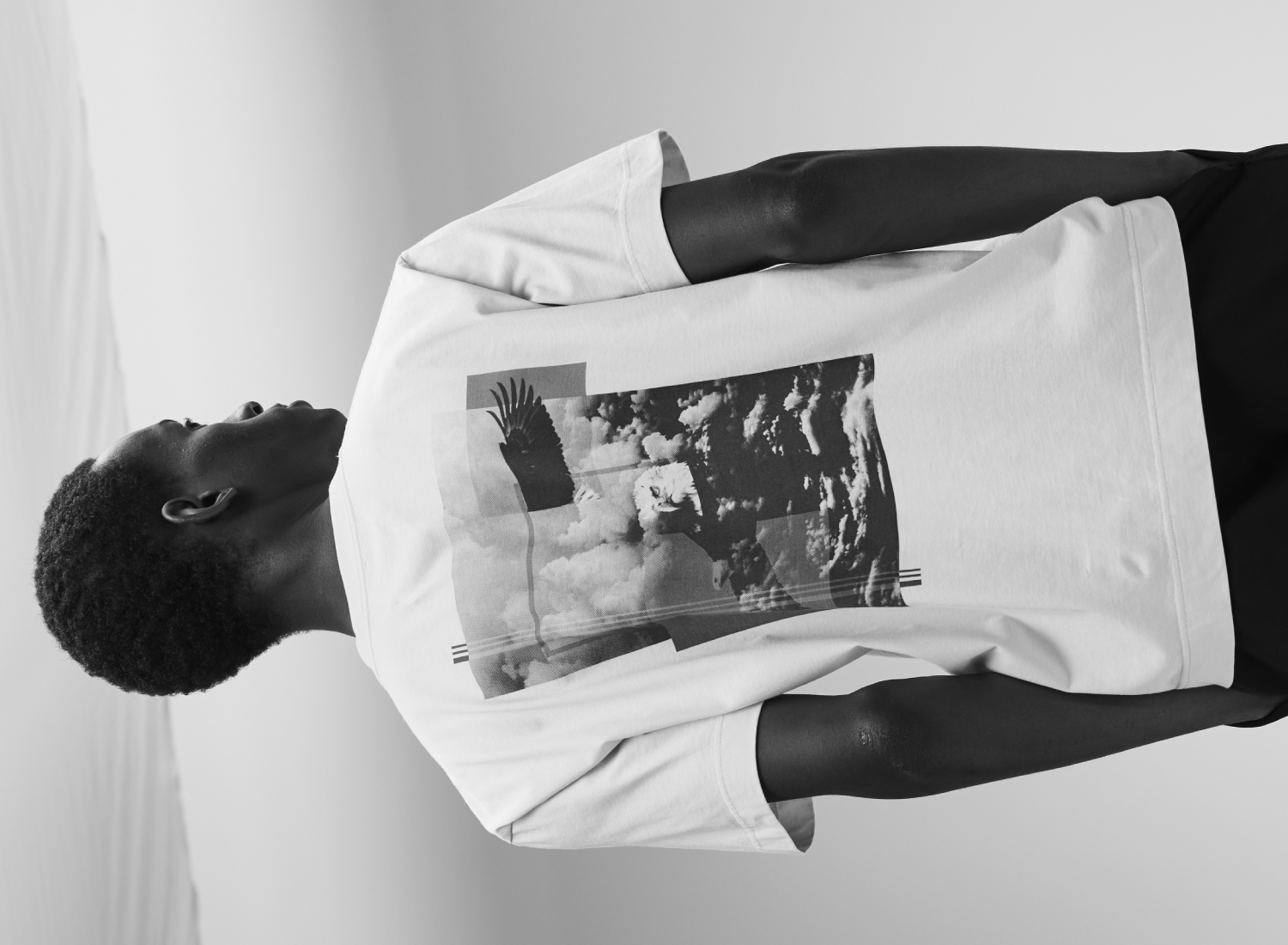 ホワイトのTシャツを着用した男性が後ろを向いている様子