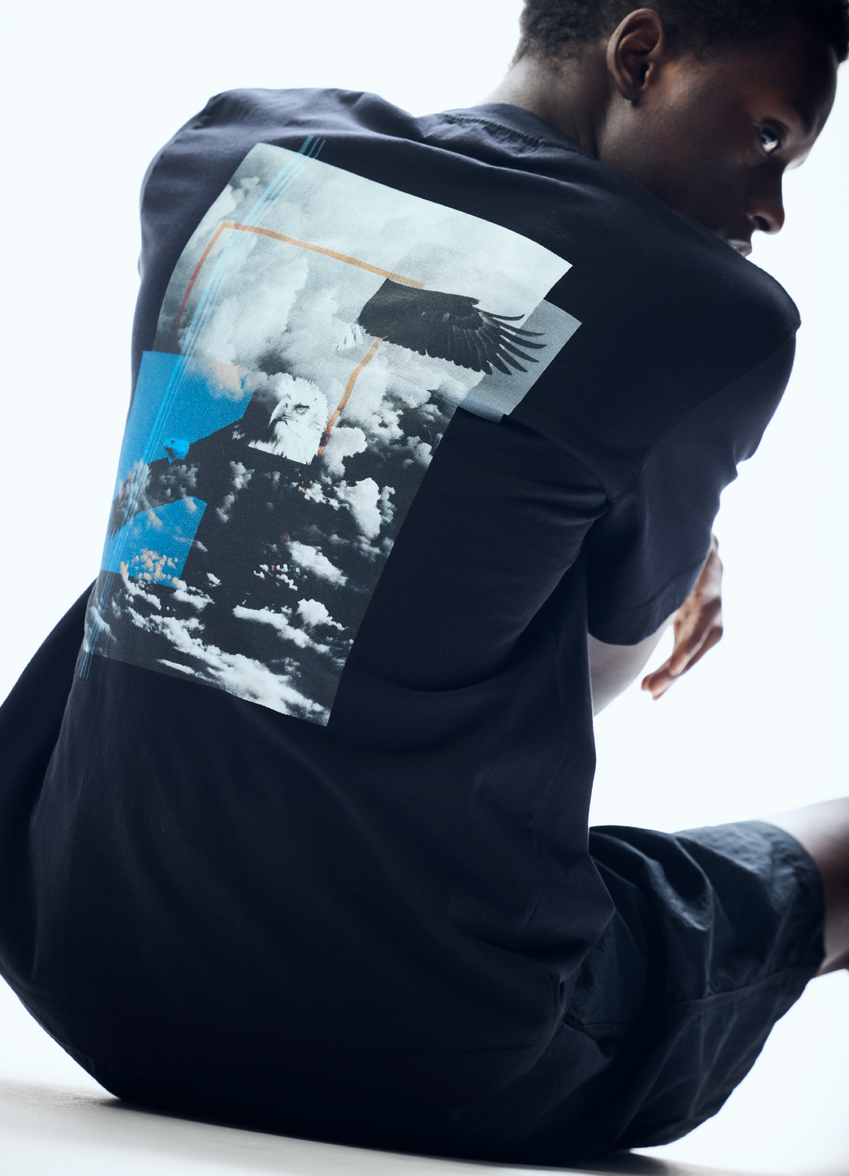 ブラックのTシャツ・ブラックのハーフパンツを着用した男性
