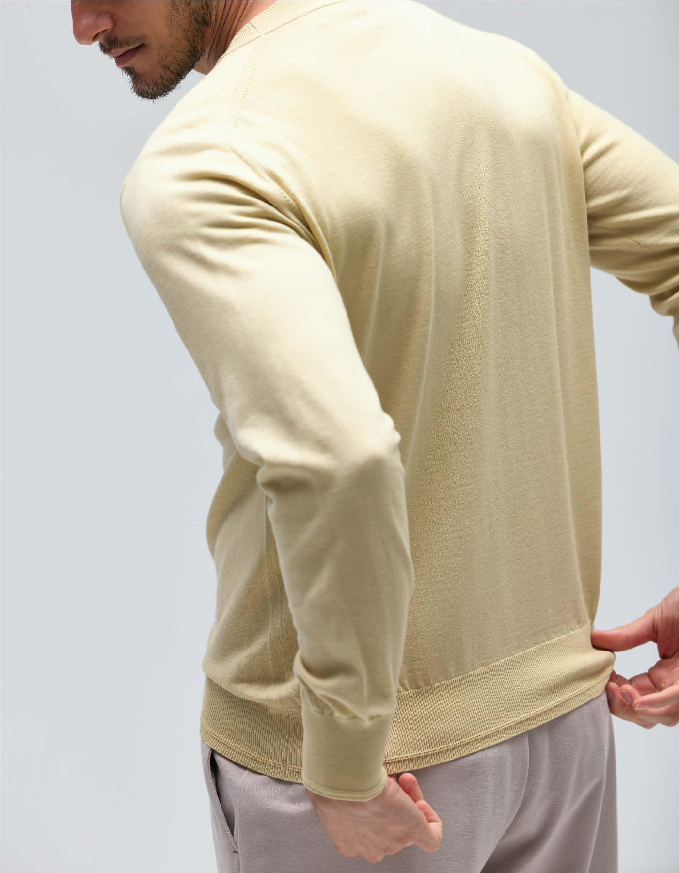 CREW NECKを着用しているモデルの画像