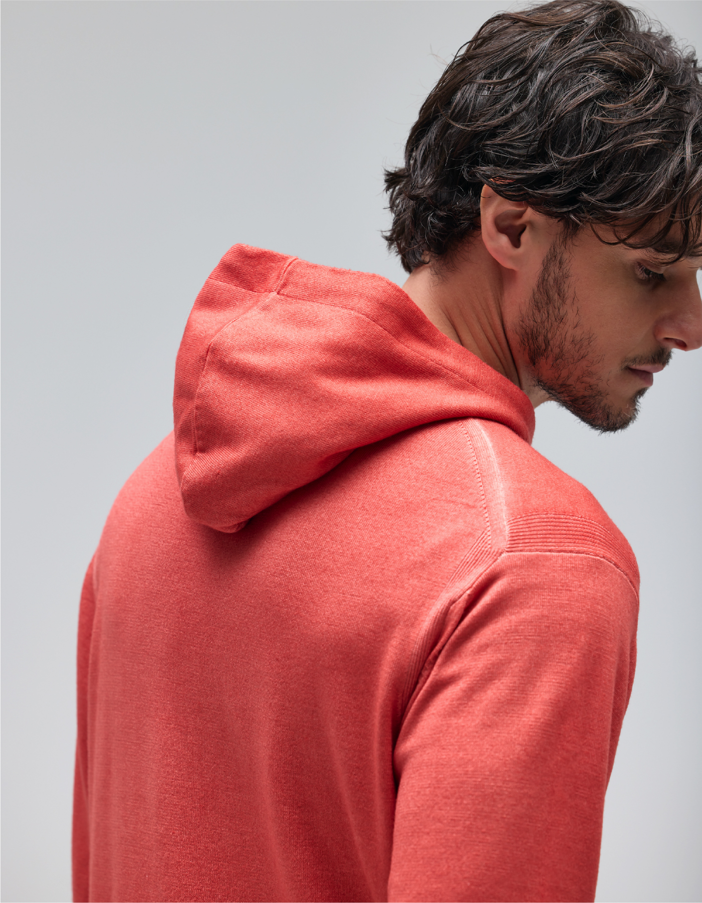 HOODIEを着用しているモデルの画像